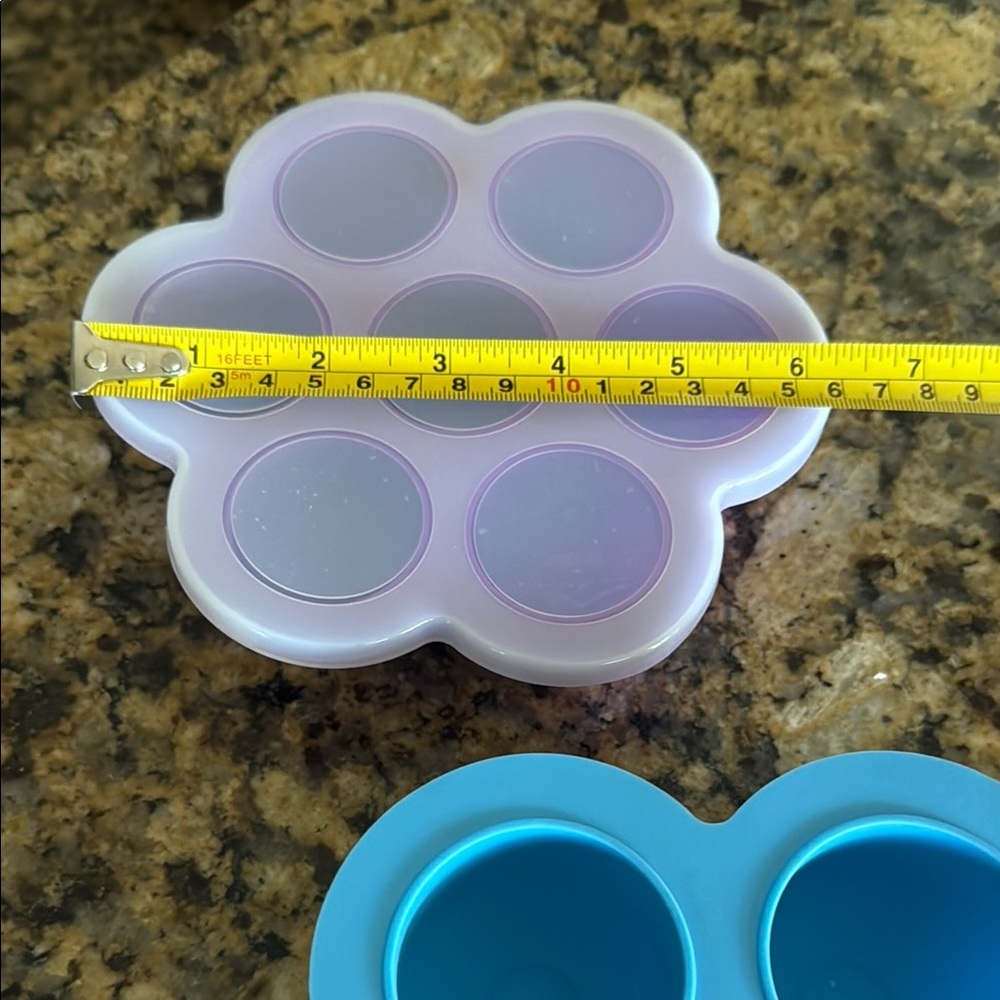 Small 6” & Large 8” Flower-Shaped Silicone Molds Set, 1 lid - Preowned - Picture 3 of 4